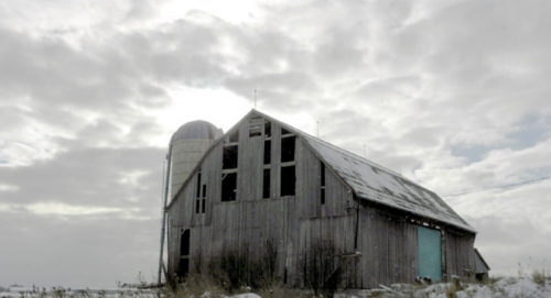 barn w-Blue door