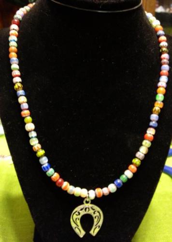 Horseshoe multiple color glass beads