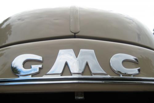 gmc_100_front_emblem_s