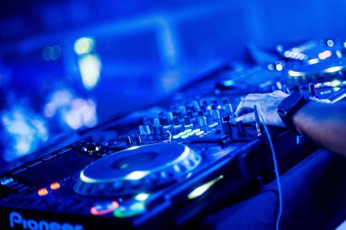 dj-turntables-mixing-consoles-black-wallpaper