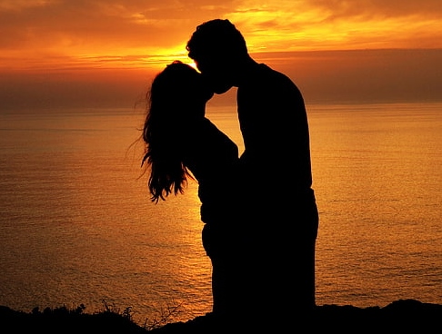 silhouettes-kiss-couple-love-wallpaper-previeww (3)