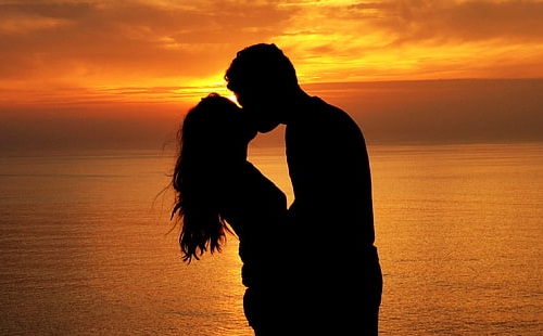 silhouettes-kiss-couple-love-wallpaper-previewww