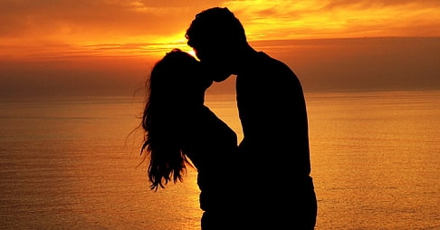 silhouettes-kiss-couple-love-wallpaper-previewwww