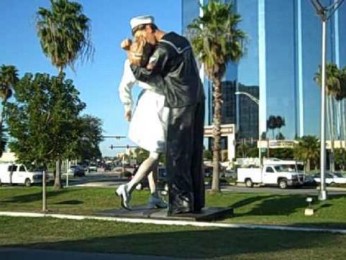 kiss statue Sarasota
