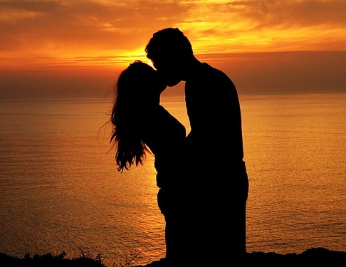 silhouettes-kiss-couple-love-wallpaper-previeww