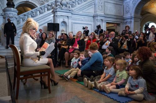 Dolly_Parton_Reading_To_Children