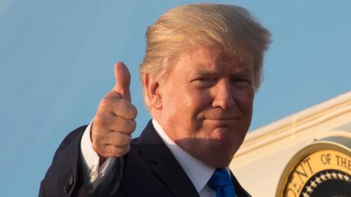 THUMBS UP PRES TRUMP