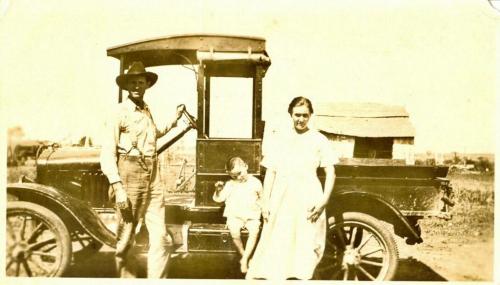 Grandad and Grandma with Ordie in 1916