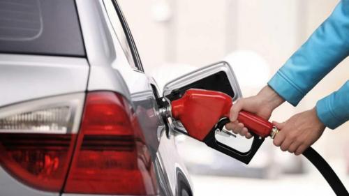 PERSON FILLING AUTO FROM GAS PUMP