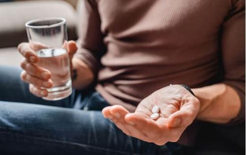 Glass_Of_Water_and_Two_Aspirin