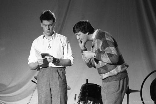 Hugh_Laurie_&_Stephen_Fry_-_Weekend_in_Wallop_-_1984(1)