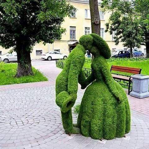 bushes kissing