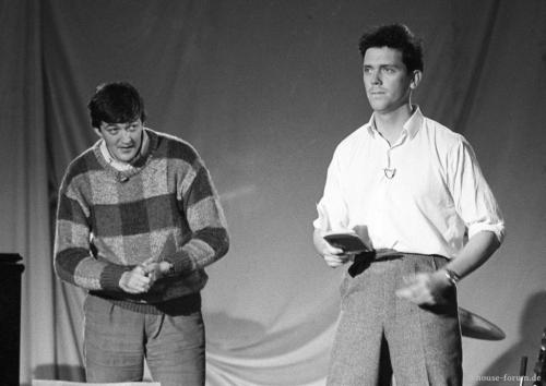 Hugh_Laurie_&_Stephen_Fry_-_Weekend_in_Wallop_-_1984