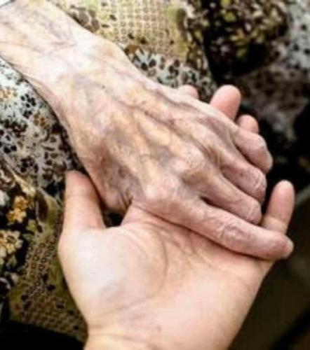 Old_Holding_Young_Hand