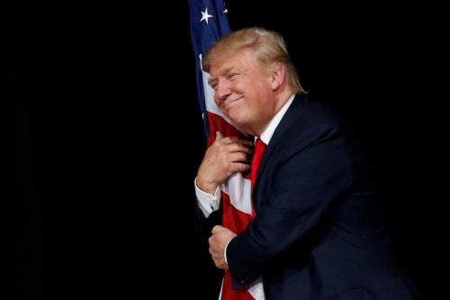 trump-flag-hug-florida-2016