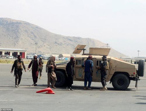 47321641-9942593-Taliban_fighters_inspect_a_US_Humvee_at_the_airport_in_Kabul_aft-a-50_1630434643796