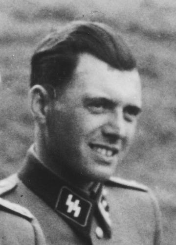 Josef_Mengele,_Auschwitz._Album_Höcker_(cropped)