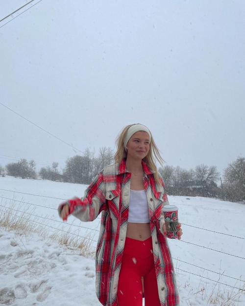 elliethumann_3-___CX67eFIP_PI___-