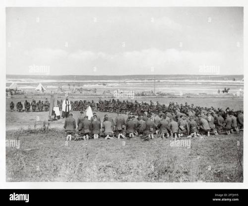 world-war-one-wwi-western-front-a-church-service-on-the-battlefield-before-going-into-the-trenches-2FTJHY5