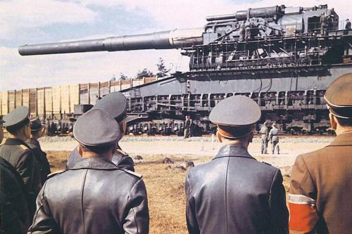 hitler-inspecting-schwerer-gustav