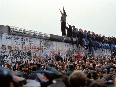 1-Berlin Wall Falls