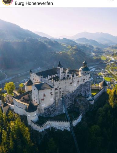 C9C4B2B1-0BDA-4B38-B6CC-B18A3787427F