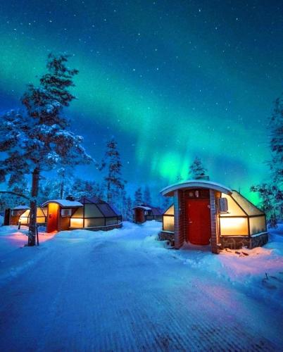 ! Arctic Cabins under norther lights
