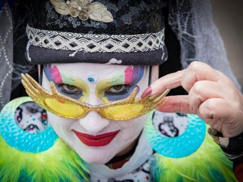 Creepy-drag-queen-stares-down-the-camera-640x480