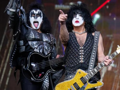 KISS-Paul-Stanley-Gene-Simmons@2000x1500-696x522