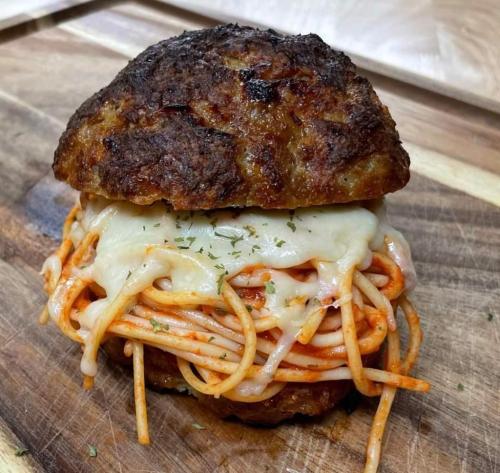 Spaghetti sandwich with a meatball bun😋