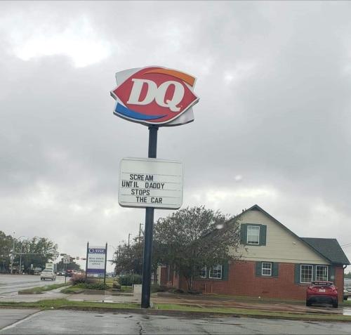 D Q sign