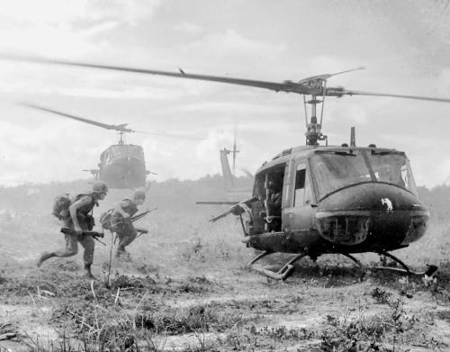 1280px-UH-1D_helicopters_in_Vietnam_1966
