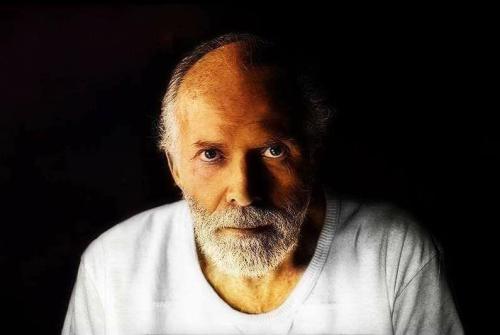 ,                GAkHyqHWIAACt_p