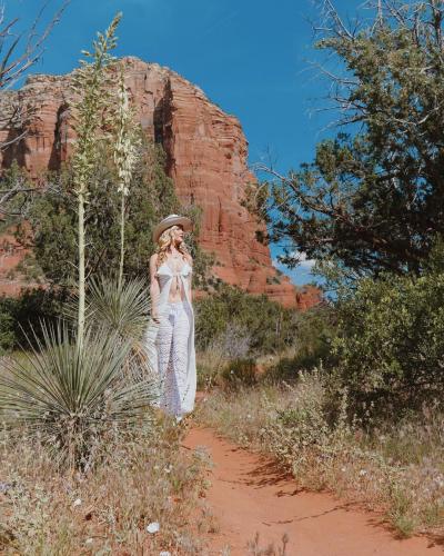 We found tiny white flowers in the desert that matches my outfit 🤍🥺(1)