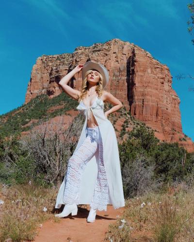 We found tiny white flowers in the desert that matches my outfit 🤍🥺