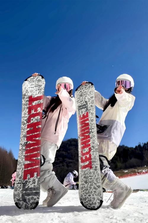 滑雪拍照』快拉上你的姐妹一起来🏂🏻无滑雪不冬天! 正是滑雪季还在犹豫什么🌬️☃️❄️ 雪就是最好的反光板！收藏起来和姐妹去拍🥳 ps第一次滑单板的姐妹一定要带好护膝护垫 尊嘟摔