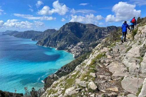 Hiking-Path-of-the-Gods-Sentiero-degli-Dei-on-the-Amalfi-Coast-Italy.jpg