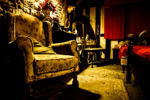 Ancient Ram Inn, England 6