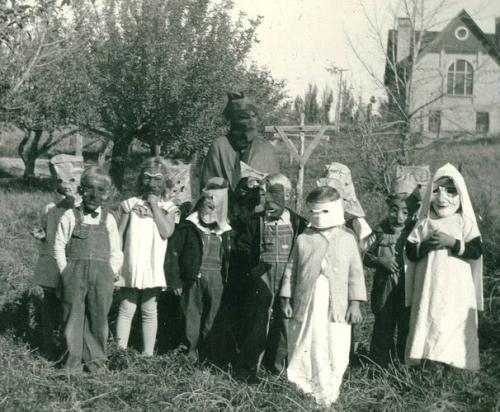 creepy old costumes 59