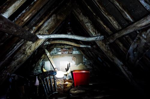 Ancient Ram Inn, England 4