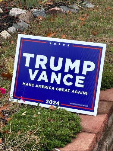 trump vannce sign