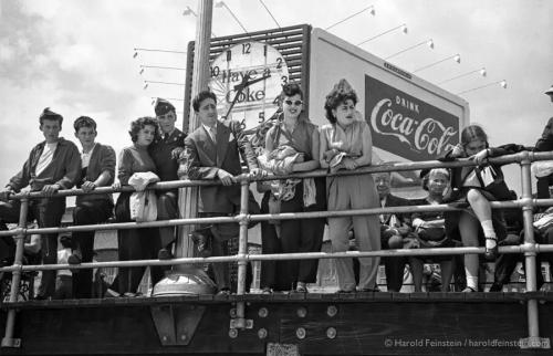 Harold-Feinstein-Coney-Island-1940s-and-50s_CokeSignBoardwalk1949