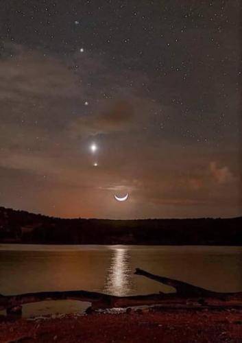 ,                GAkHyqHWIAACt_p