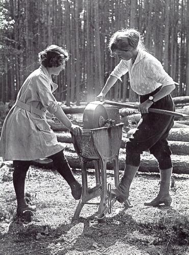 photo.women.ForestryCorp.1918