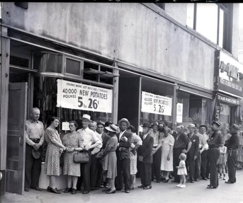 New Yorkers line up for potatoes during a special sale by Hearn’s at 149th St. and Third Ave. in the Bronx, 1943.