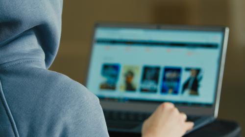 computer-screen-view-over-shoulder-unknown-unrecog-2025-03-24-00-13-40-utc