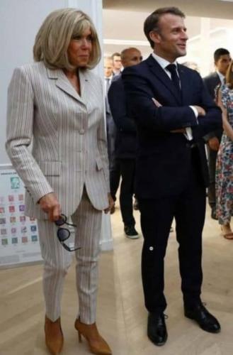 Based on today's reports in France, how many men do you think we see in the foreground of the picture