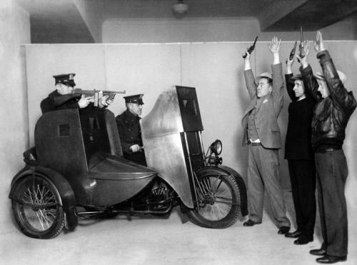 1928 körül. A new yorki rendőrség bemutatója egy golyóálló motorkerékpárral.
