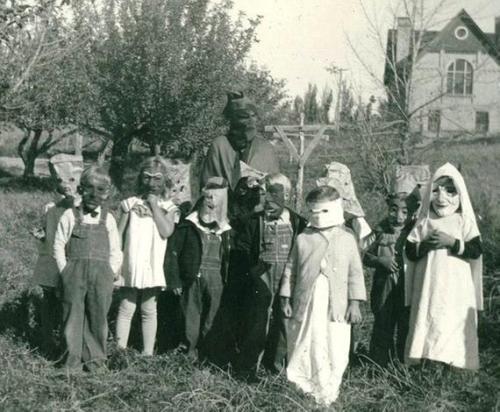creepy old costumes 30