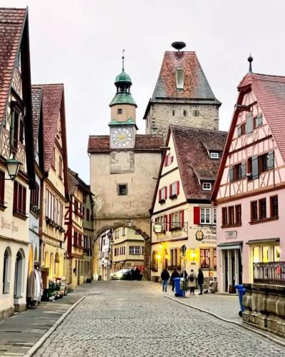 659500932_2186877682127525_1910365242302001957_n